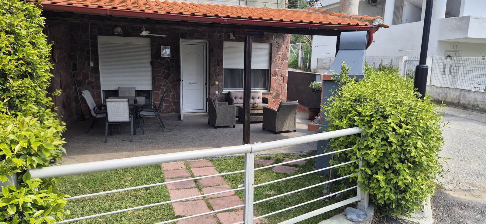 Bunterakis 1 exterior and yard