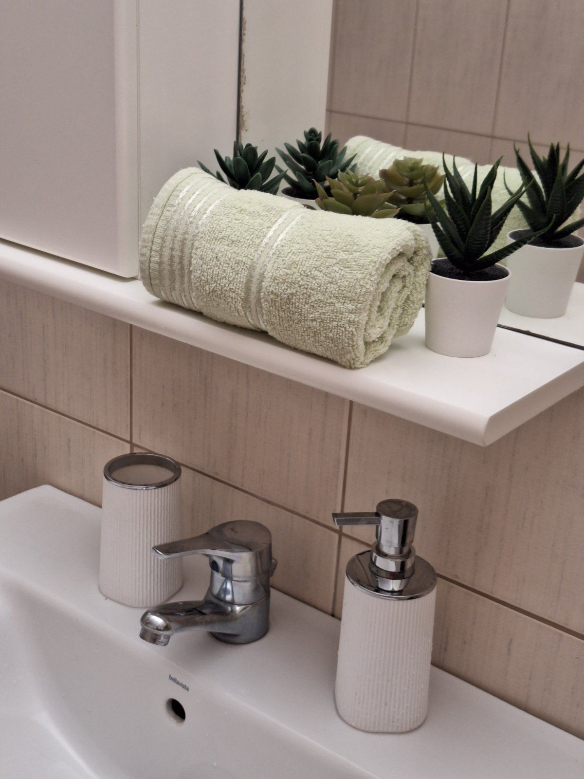 Bunterakis 1 bathroom detail